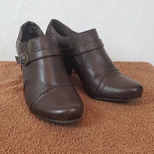 Baretraps “Cardia” 95 M Ankle Booties Brown Synthetic Slip On Heel Women's Shoes